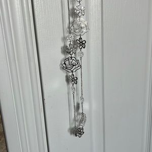 Silver color floral pattern necklace